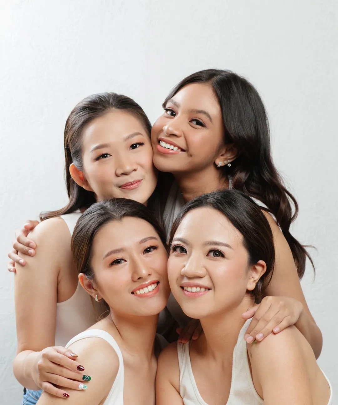 Empat wanita muda dengan kulit sehat dan wajah cerah tersenyum bahagia setelah perawatan di klinik kecantikan Reallface.